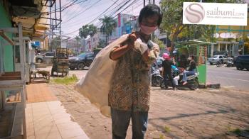 Kisah Pak Budi Pemulung Penderita Hernia yang Butuh Bantuan